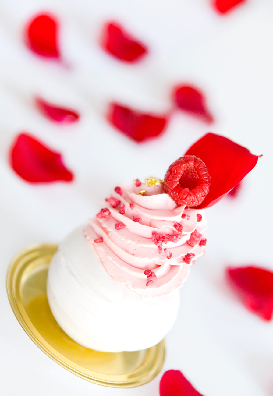 Pavlova individuala cu fructe de padure si grepfrut