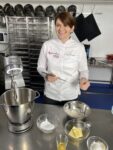 Ana Consulea prepara o tarta cu Kenwood Titanium Chef Patissier XL